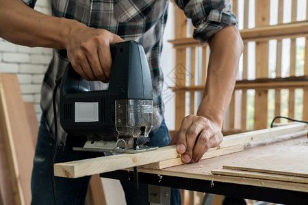 简易手工木制品在生产建筑材料或木制家具的讲习班上从事木制工艺的的